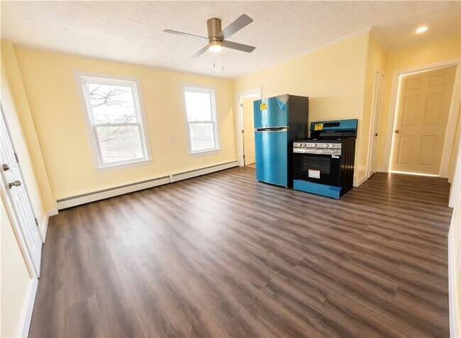 Building Photo - 495 Broad St