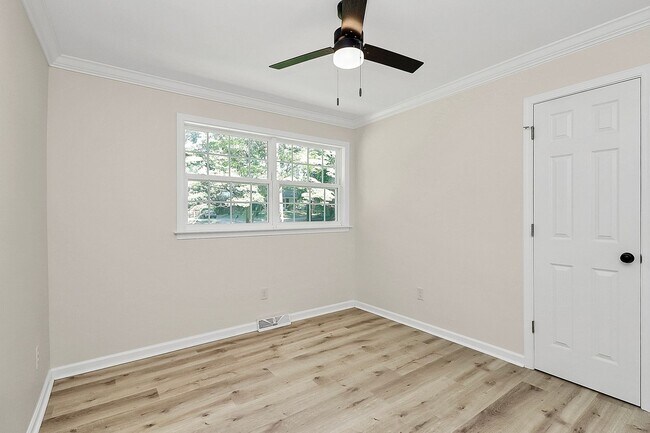 Building Photo - Brick Ranch w/Great Yard! Minutes From Upt...
