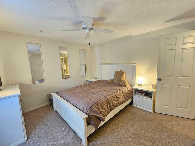 Building Photo - 1 Bedroom, 1.5 Bath Quarry Townhouse