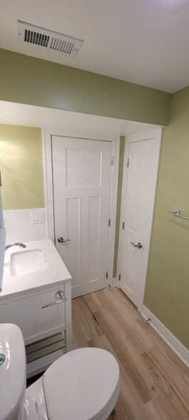 Building Photo - 6119 N Wolcott Ave