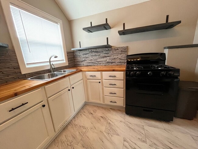 Building Photo - 2 Bed/1 Bath Ranch Home For Rent in Harrisburg, SD!