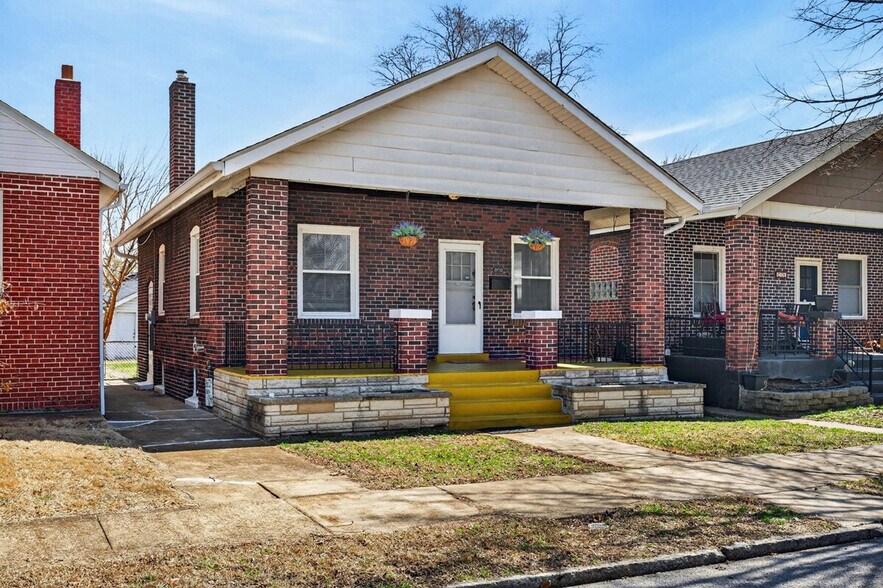 Building Photo - 2207 McCausland Ave