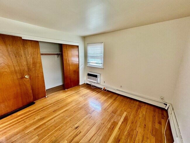 Building Photo - 33 W 56th St