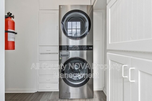 Building Photo - 123 E St SE