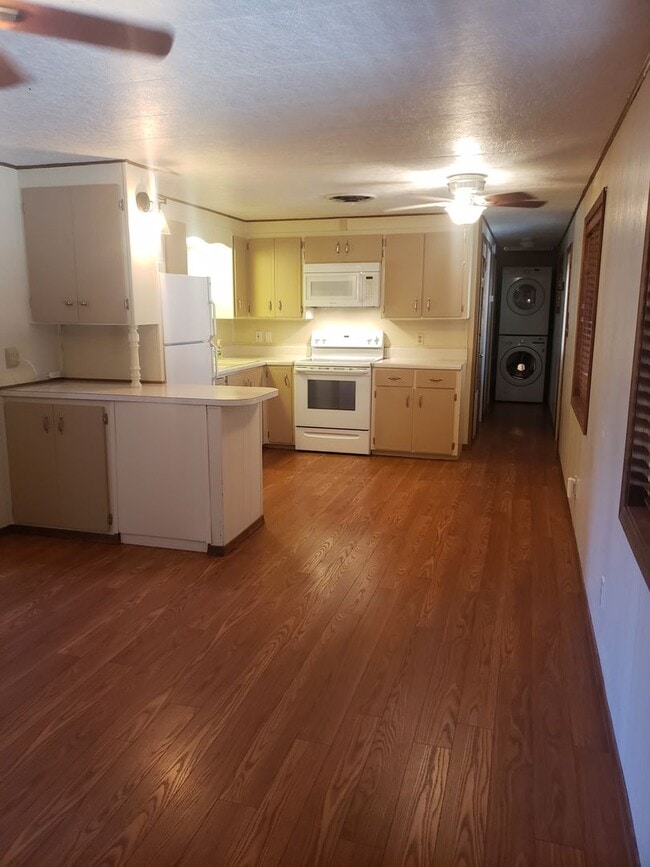 Building Photo - Adorable 2 bed / 1.5 bath with 1 car garage