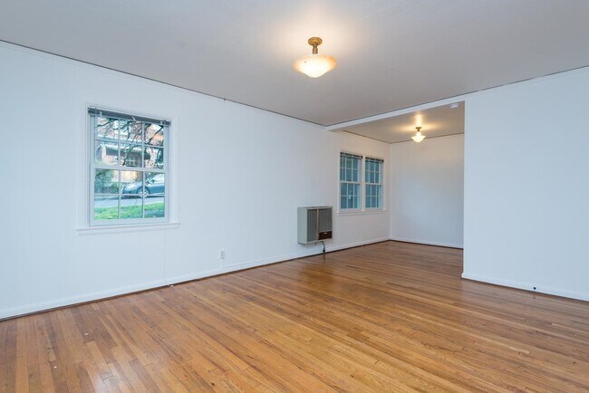 Building Photo - Vintage 2 Bedroom Townhouse