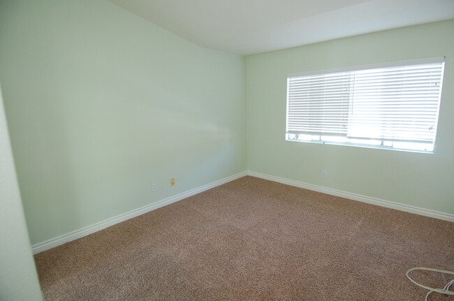 Building Photo - Light and Bright 2 bedroom 2.5 bath!! Call Steve Conrad 949-542-8347