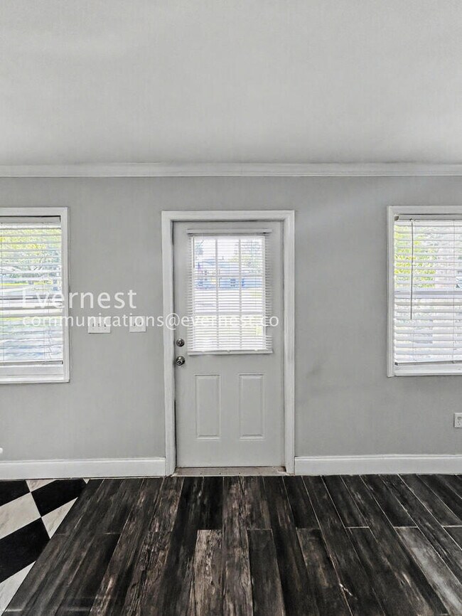 Building Photo - 1885 Shore Acres Blvd NE