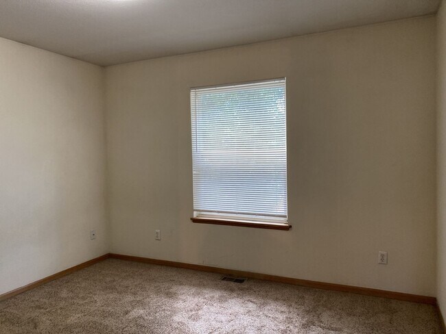 Building Photo - STUDENTS WELCOME! Single-Family Home Walking Distance to CSU!