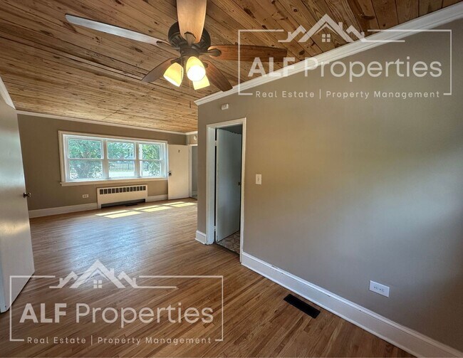 Building Photo - Renovated 2 Bedroom, 1 Bath First-Floor Apartment Available