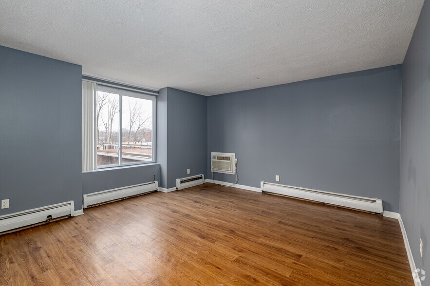 1BR, 1BA - 700SF - Living Room - Greenfield Manor