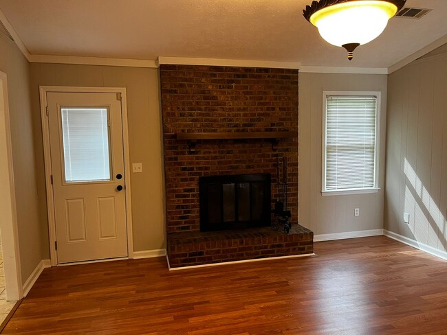 Building Photo - Cozy and Affordable!!