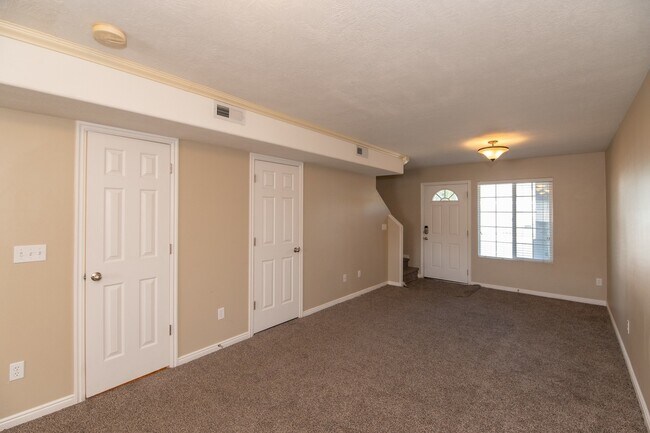 Building Photo - 475 N Redwood Rd