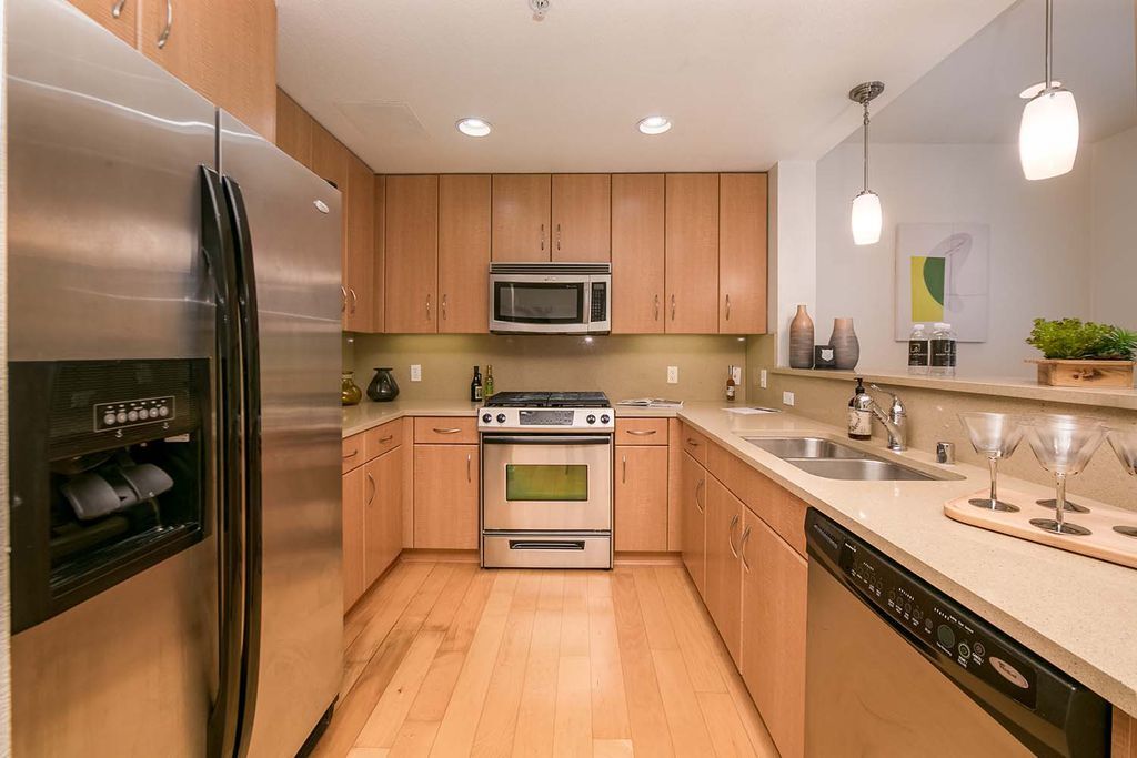 Spacious kitchen with Whirlpool appliances. - 1511 Jefferson St
