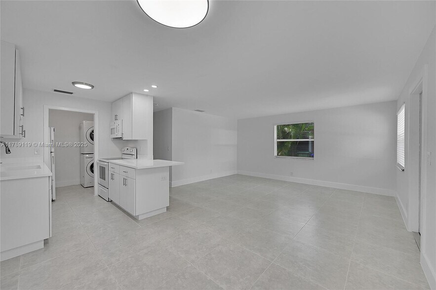 Building Photo - 810-810 SW 12th Ct