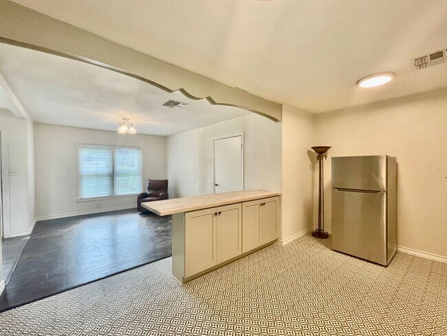 Building Photo - Fully Updated & Unbeatable Location