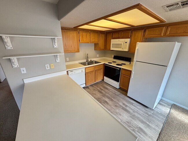 Building Photo - Beautiful 2BED/2BATH Condo near The Lakes