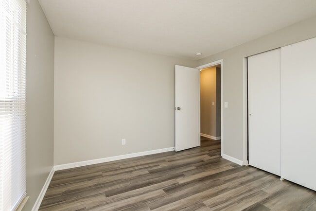 Building Photo - 155 Country View Dr