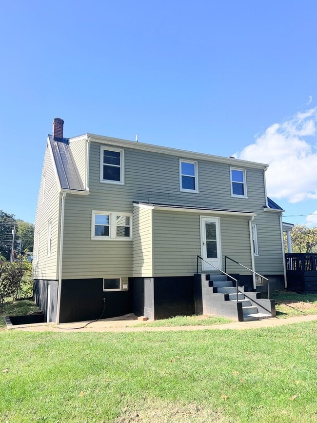 Building Photo - 3 Bed | 2 Bath | 1+ Acre | 2-Car Garage | ...