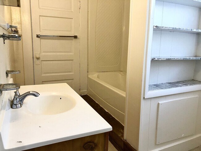 Building Photo - 5 Bedroom House - Walking distance from Central Campus