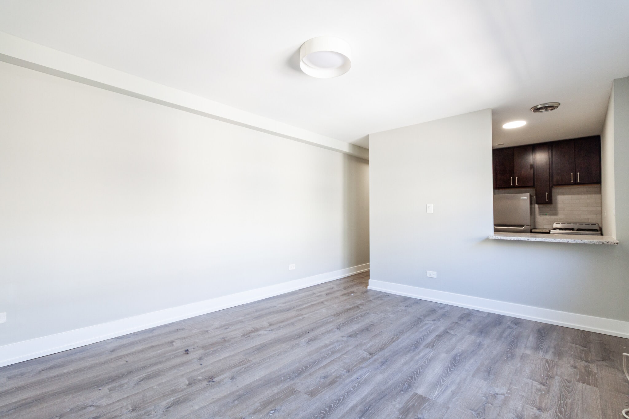 Building Photo - 454 W Barry Ave