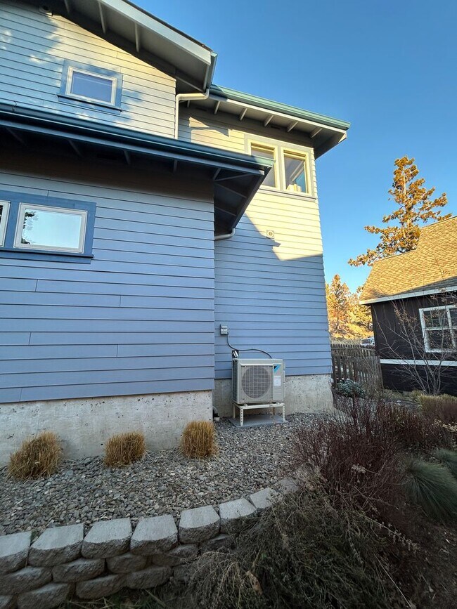 Building Photo - 1079 NW Quincy Ave