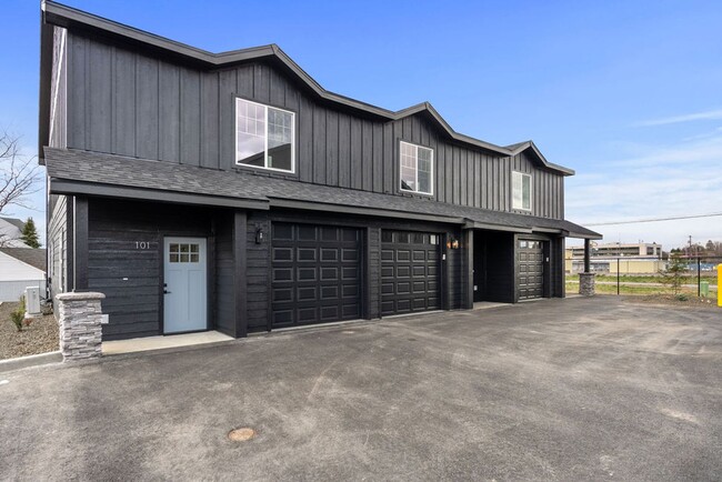 Primary Photo - Luxury Living Off Appleway Trial Brand New...