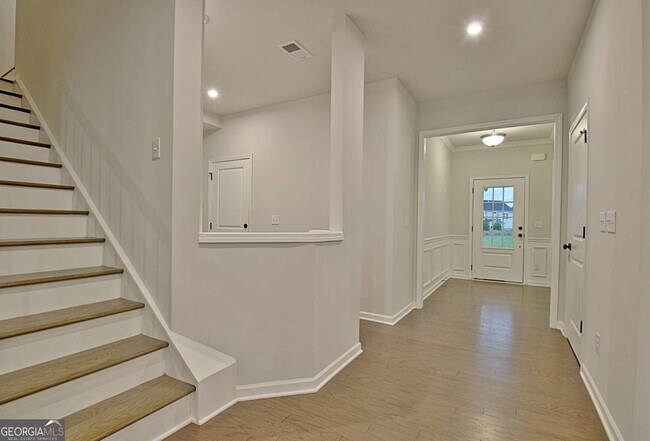 Building Photo - 504 Albertson Ave