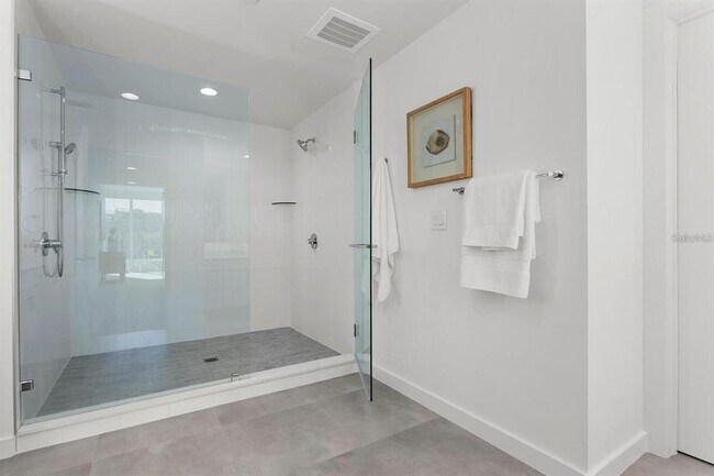 Building Photo - 920 N Osceola Ave