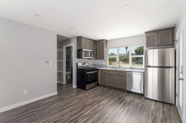 Building Photo - LEASE SPECIAL - UP TO 4 WEEKS FREE!  Luxurious 1-Bedroom Apartment with Private Yard in the Heart...