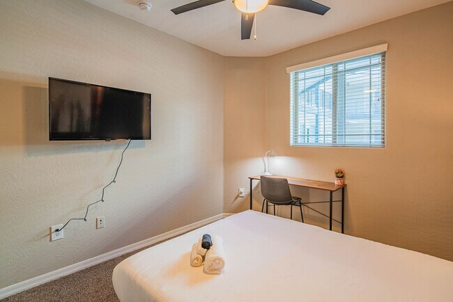 Building Photo - 1275 E University Dr