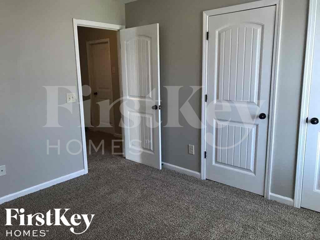 Building Photo - 260 Village Broad St