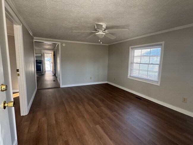 Building Photo - Sweet 2 Bedroom, 1 Bathroom Cottage