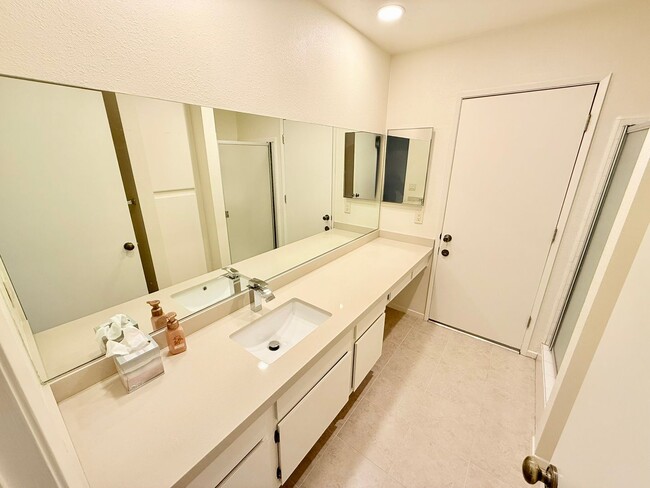 Building Photo - Spacious Pool Home In the Desired Los Comp...