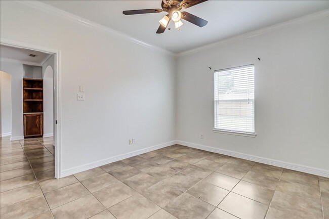 Building Photo - 2533 Lorine Dr