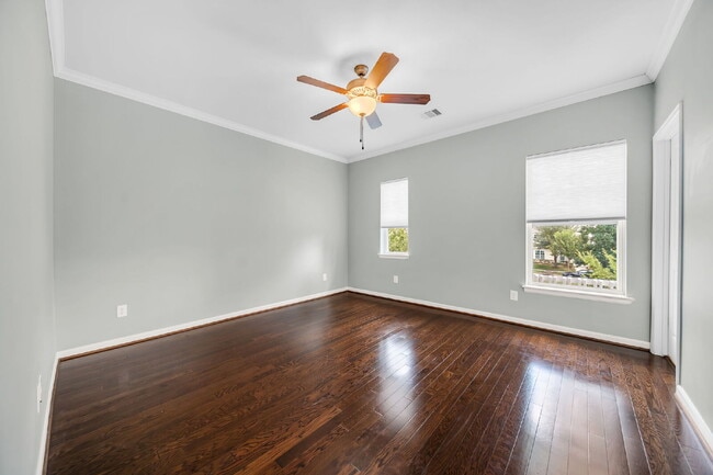 Building Photo - Nestled in the heart of Creekside Park - T...
