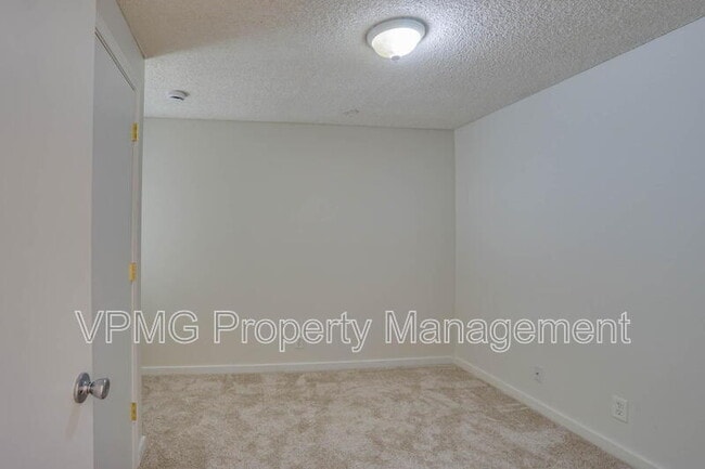 Building Photo - 605 SE 121st Ave