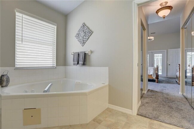 Building Photo - 562 Rolling Hill Dr
