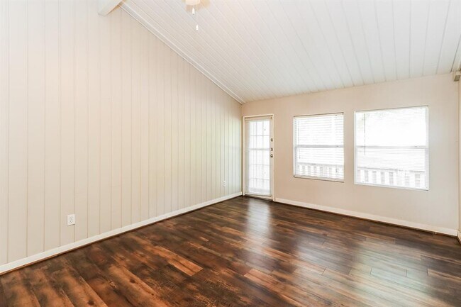 Building Photo - 2 Lakeway St