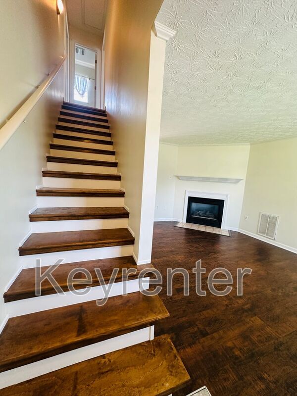 Building Photo - 2207 Crestpark Rd