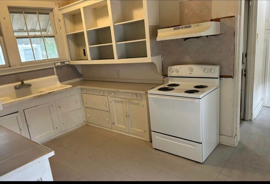 Building Photo - 912 Grand Ave