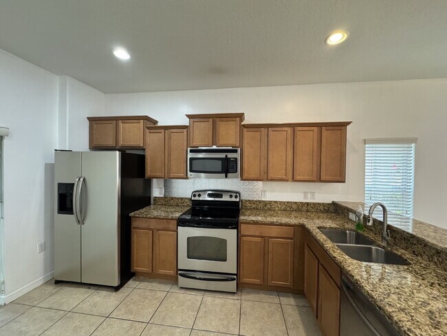 Building Photo - "Charming Tampa Retreat: Stylish 2-Bedroom with Granite Finishes & Guest Suite!"
