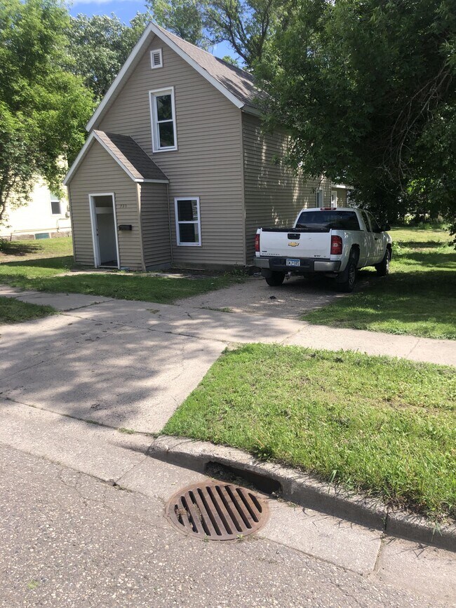 Building Photo - 729 W Cavour Ave