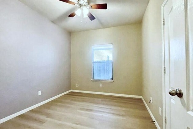 Building Photo - 622 W Newport Bend