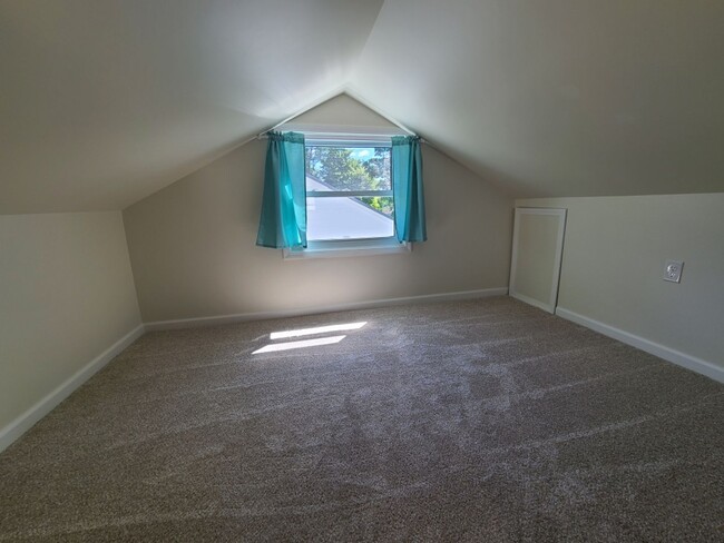 Building Photo - Newly Renovated Two Bedroom One Bath With ...