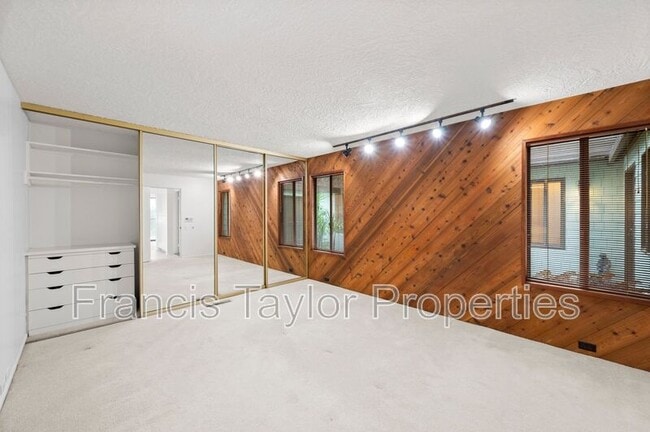 Building Photo - 2250 Vista Grande Dr