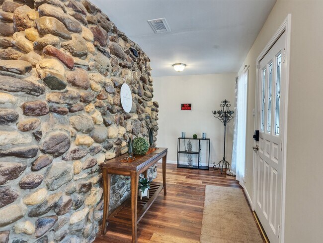 Building Photo - 8402 Matthews Ln