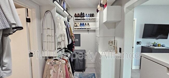 Building Photo - 2319 Drake Dr