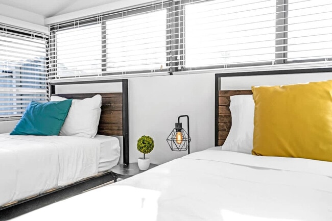 Building Photo - 17835 NE 6th Ave