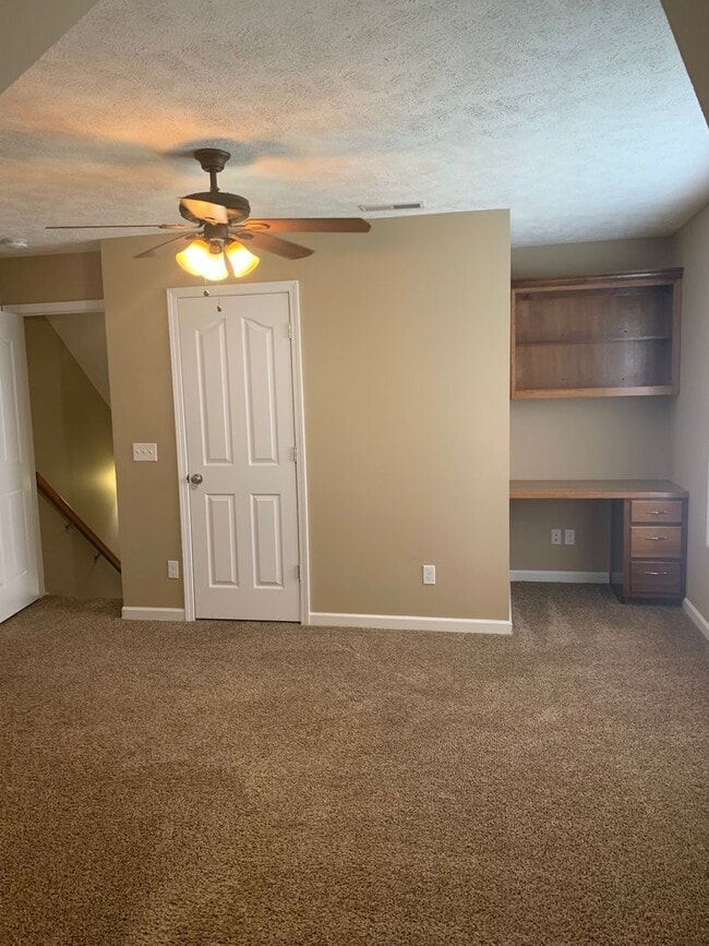 Building Photo - 3 Bedroom in GREAT LOCATION in the Center ...